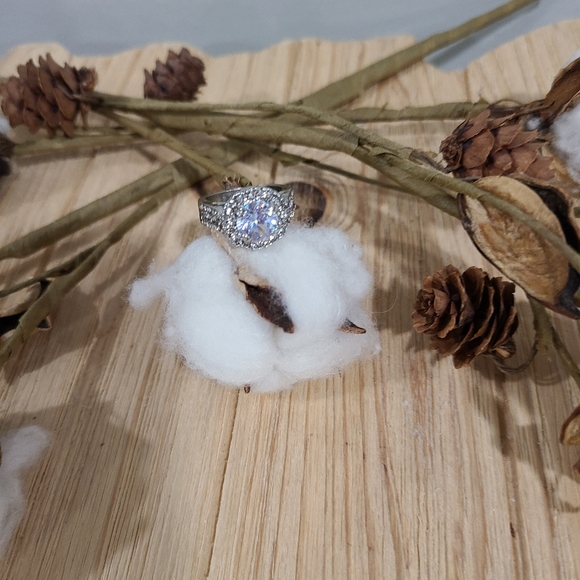 🎉🎉NEW🎉🎉LUXURIOUS!! Round CZ Ring in SILVER Plating - Picture 3 of 16